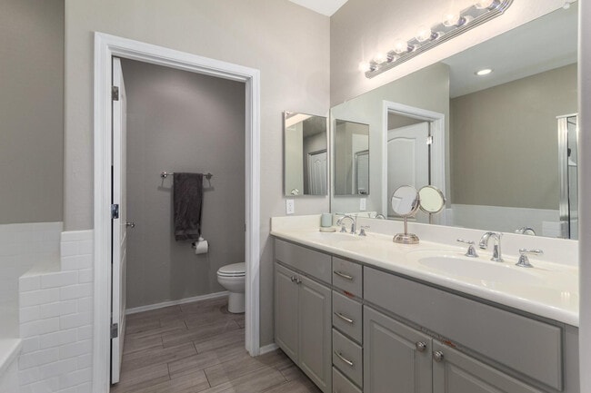 Building Photo - 705 W Queen Creek Rd