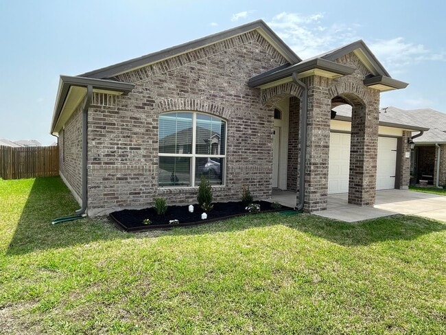 Building Photo - Available Now | Modern Single-Story 3 Bed, 2 Bath | Separate Office/Den | Big Yard | Pet Restrict...
