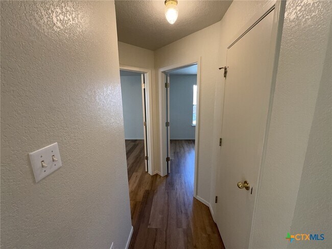Building Photo - 621 Deloris Dr