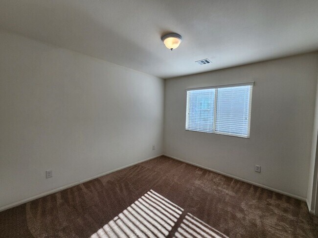 Building Photo - Spring Valley close to Restaurants and Shopping