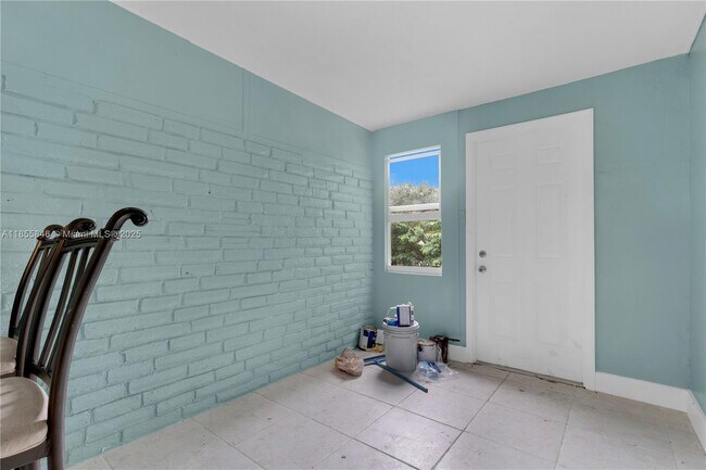 Building Photo - 1245 NE 117th St
