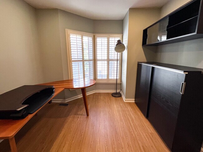 Building Photo - 557 Longhorn Crescent