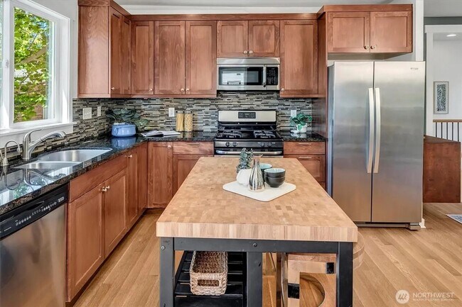 Building Photo - Alaska Junction - 3 bedroom and 2 1/2 bathroom