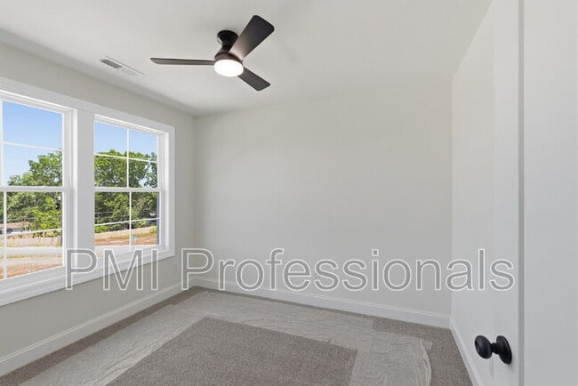 Building Photo - 408 Legends Court