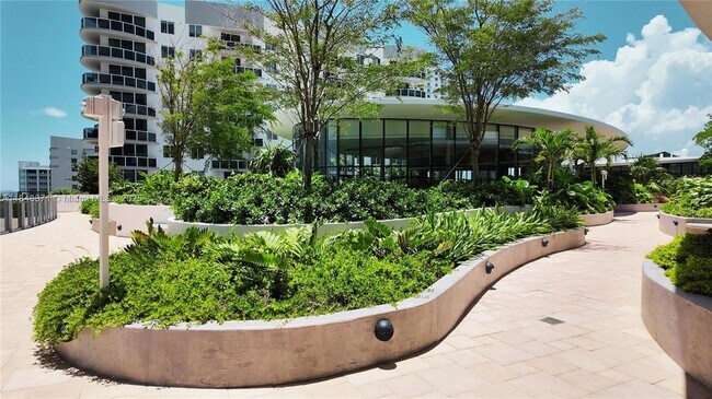 Building Photo - 700 NE 24th St