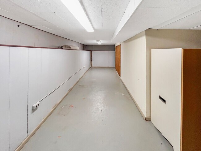 Building Photo - $0 DEPOSIT OPTION. CHARMING 3 BEDROOM WITH FENCED IN YARD AND DETACHED GARAGE IN DENVER'S BERKELE...