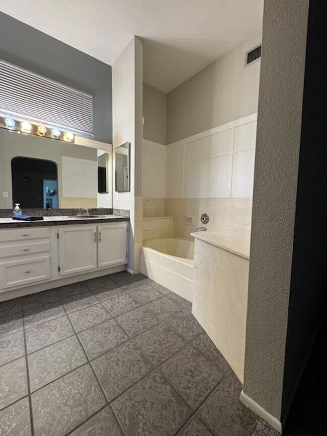 Building Photo - Northwest-3 bedroom/ 2 bathroom single family home w/ pool!