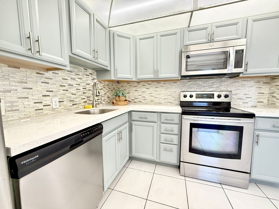 Building Photo - 3301 N Country Club Dr