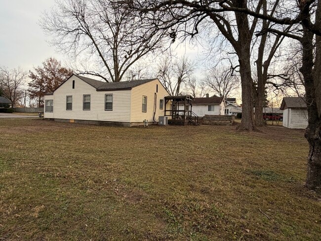 Building Photo - 900 S Mill St