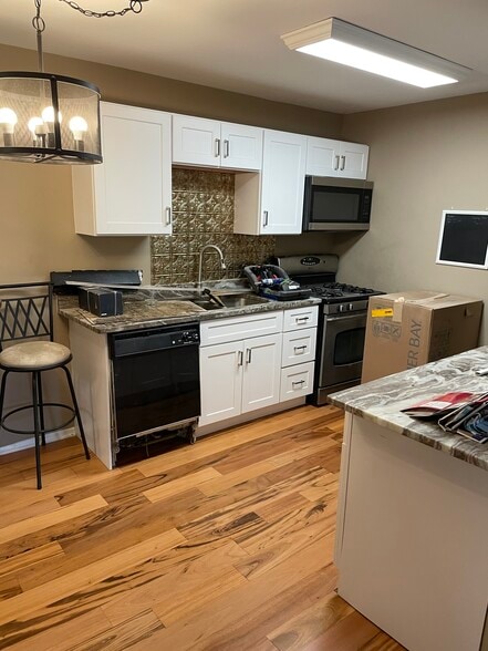 Building Photo - 125 Twin Oaks Dr