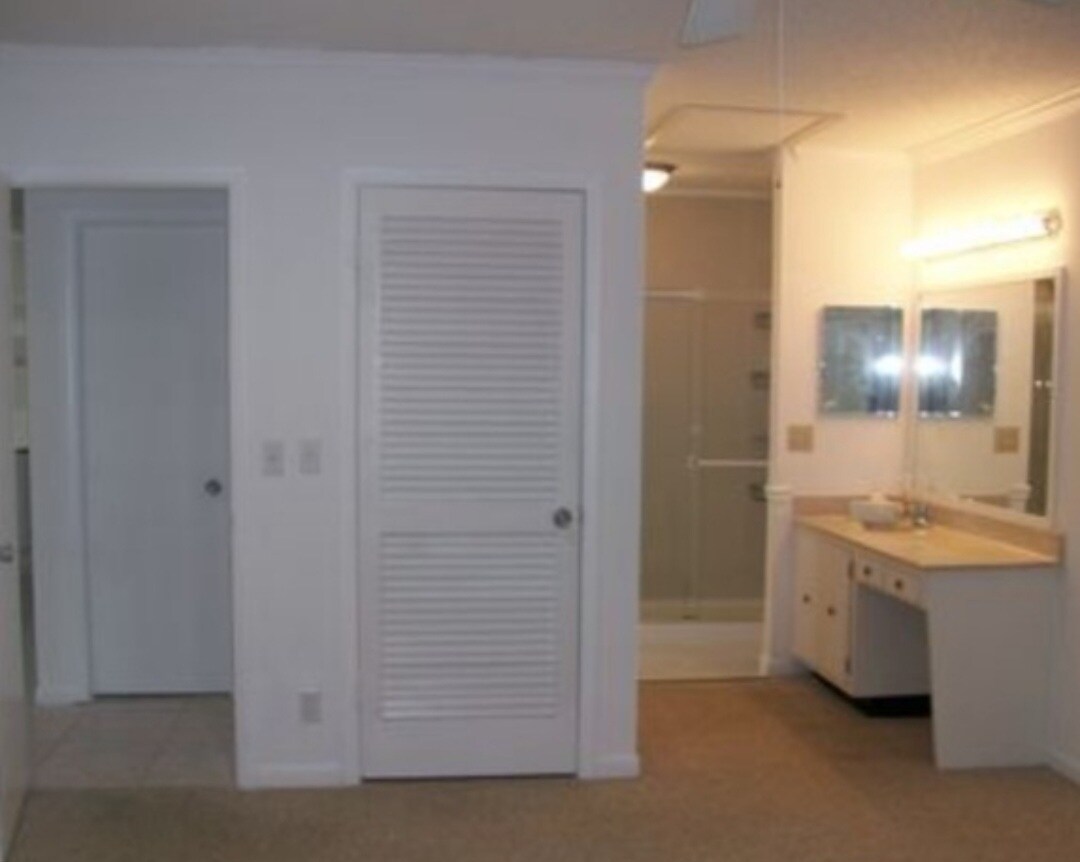 Building Photo - 8732 Bella Vista Dr