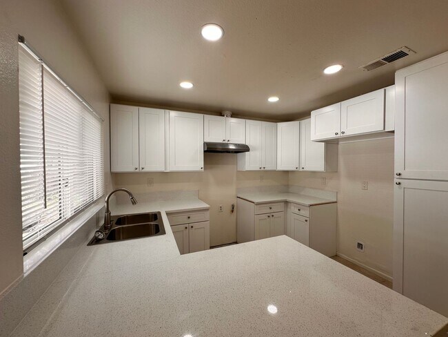 Building Photo - 2bd/2ba Home - Village Lakes Community