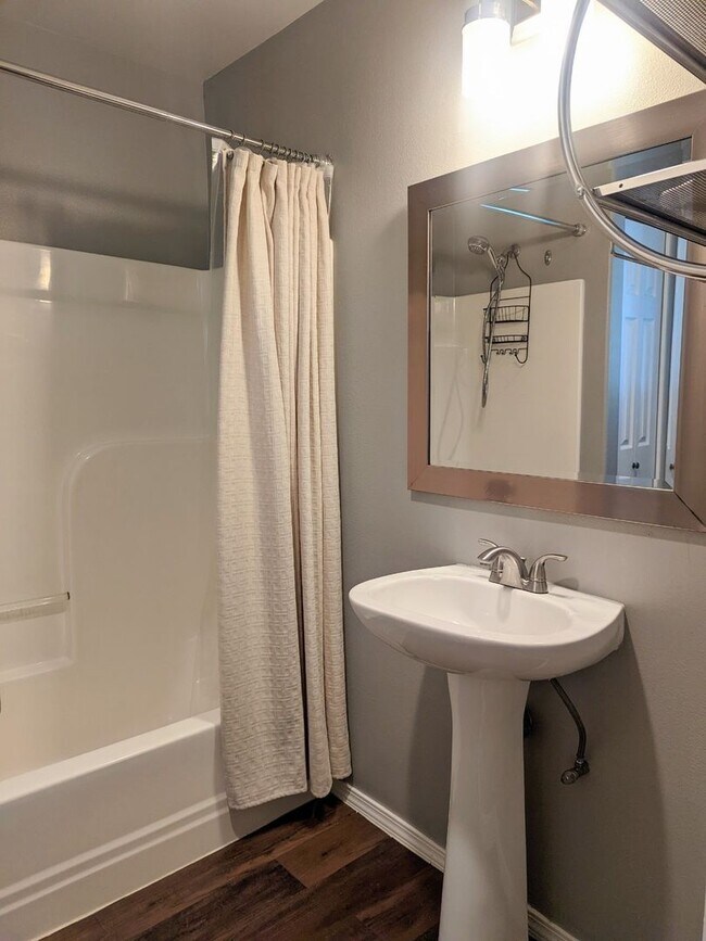 Building Photo - Beautiful Beaverton Townhouse Available Now!