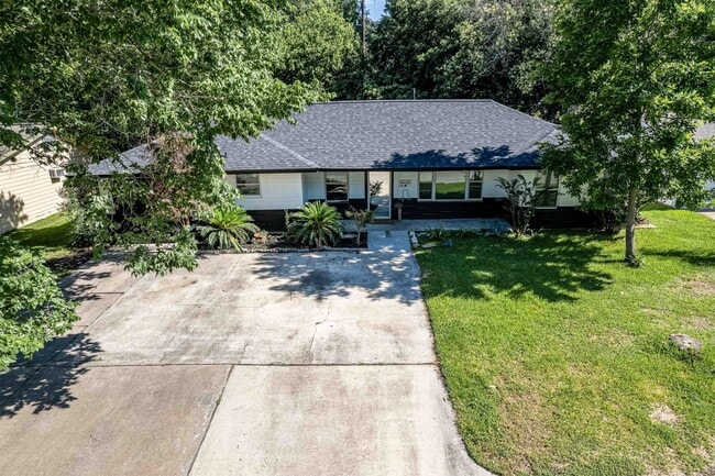 Building Photo - 608 W Lobit Ave