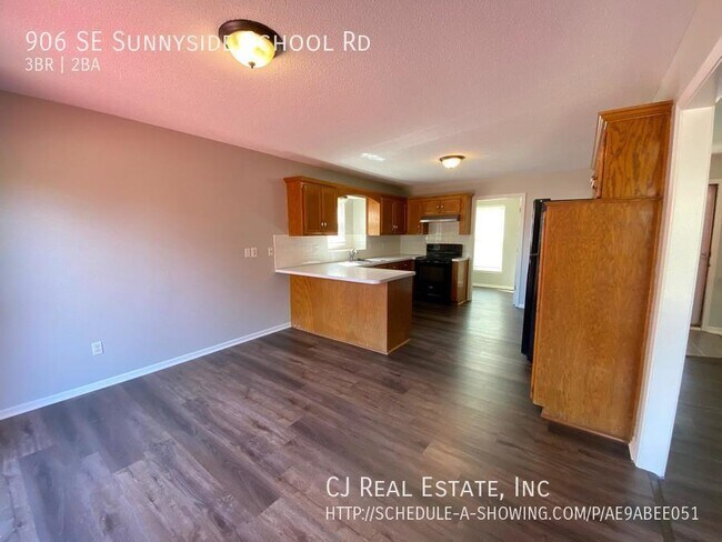 Building Photo - 906 SE Sunnyside School Rd