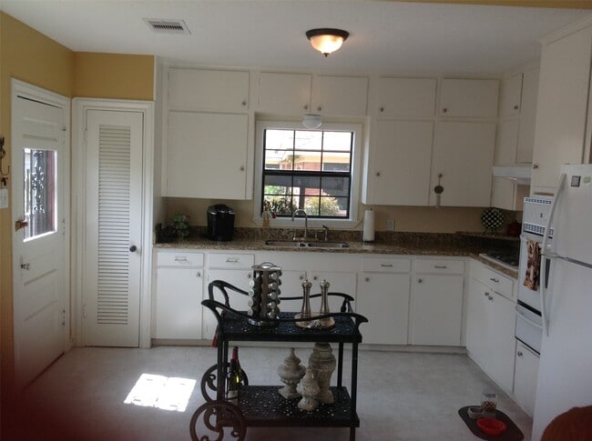 Building Photo - 704 Sue St