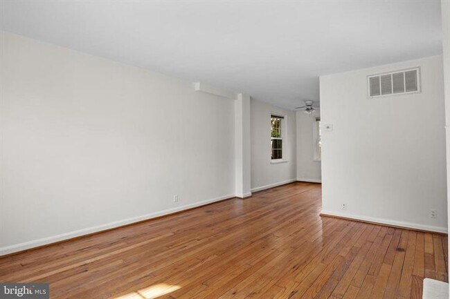 Building Photo - Charming 1-Bedroom Townhouse with 2 Full Baths in Arlington