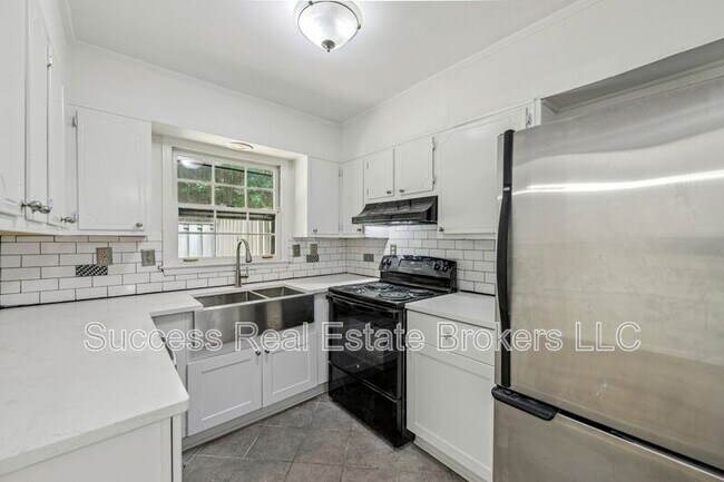 Building Photo - 98 La Rue Pl NW