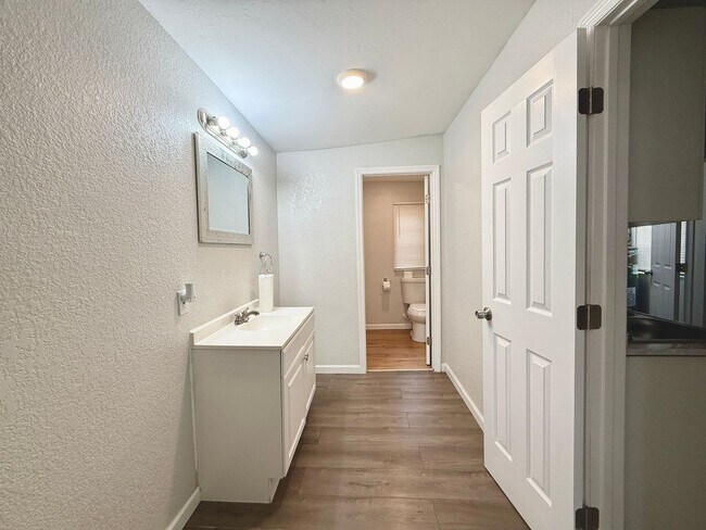 Building Photo - 2 Bedroom, 1 Bathroom Home with Yard - Fle...