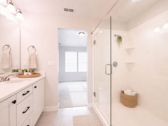 Building Photo - Stunning and Spacious 3BR 3BA Townhouse w/ Quartz Kitchen + Garage Parking + Modern Finishes in E...