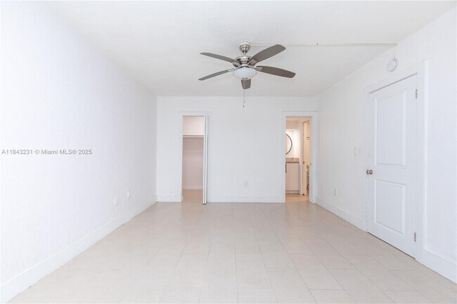 Building Photo - 6890 N Kendall Dr