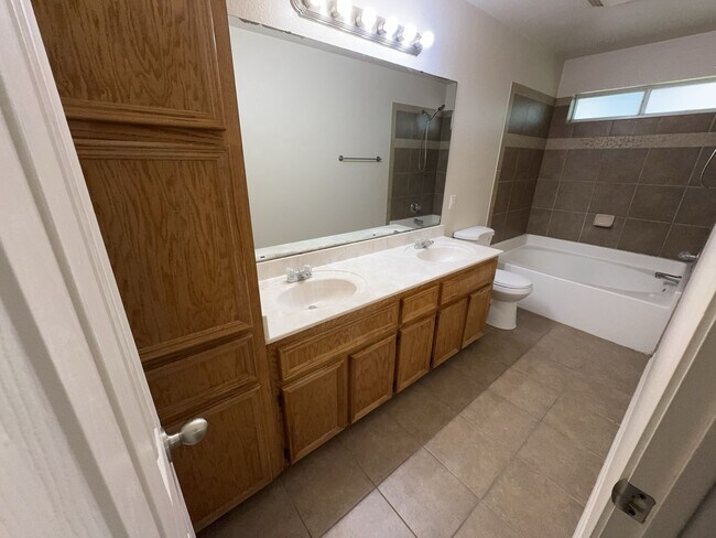 Building Photo - 1405 Cinch Dr