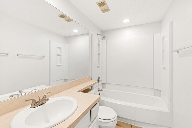 Building Photo - 2 Bed 2 Bath condo in great location!