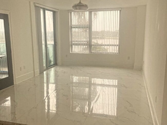 Building Photo - 2  Bedroom 2 baths Unfurnished Luxury Condo in Sunrise, Florida - Great Rental Price!