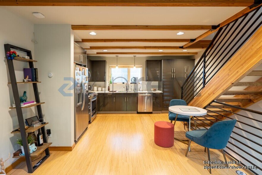 Building Photo - Unit D