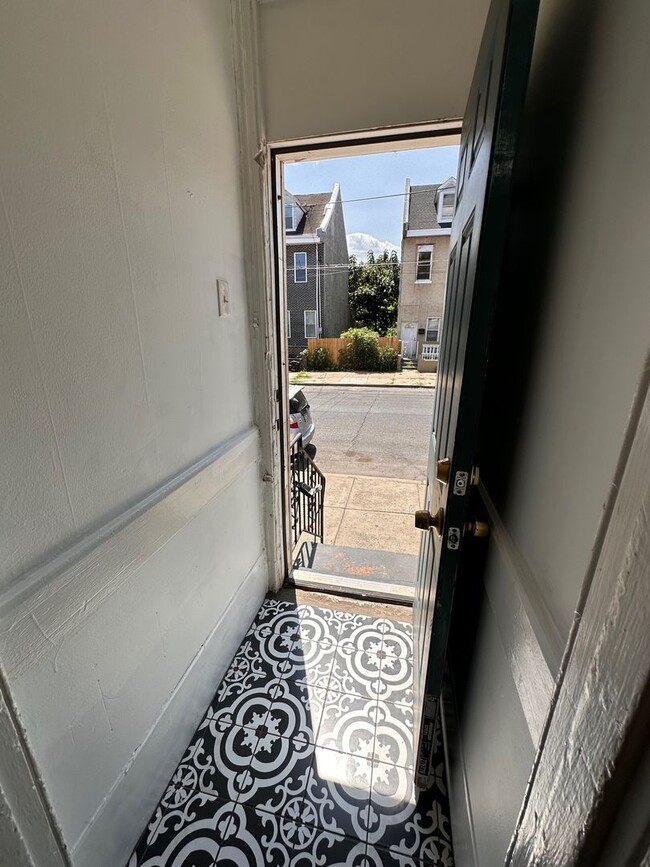 Building Photo - Old charm mixed with new finishes. Beautif...