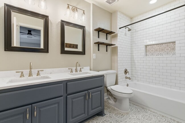 Building Photo - 414 Woodpecker Forest Ln