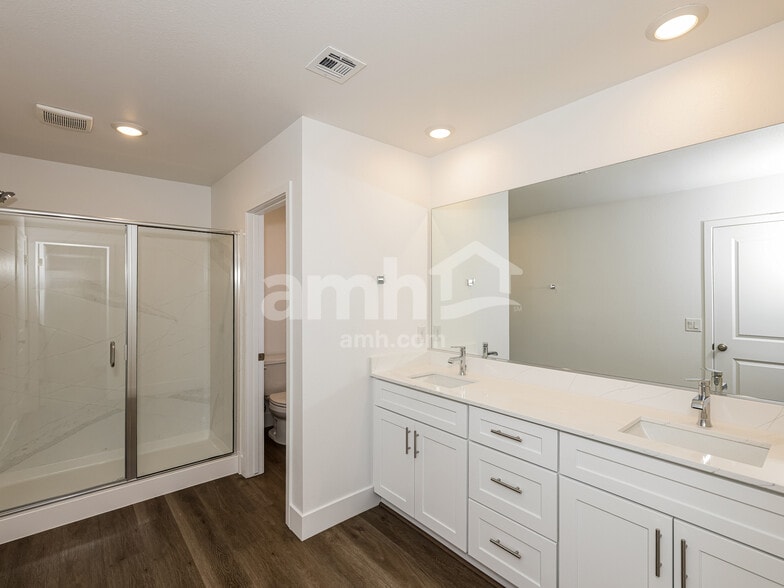 Building Photo - 8750 N Begonia Ct