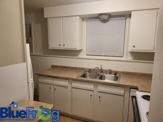 Building Photo - 412-414 N St Bernard Dr