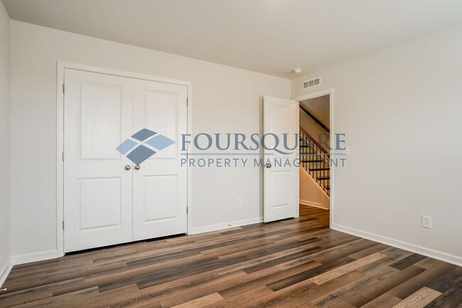 Building Photo - Townhome | 2nd Floor Back Deck | Washer/ D...