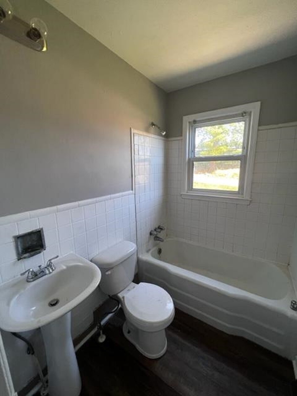 Building Photo - 804 Barbee Ave