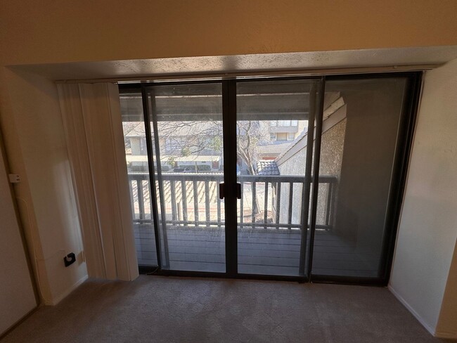 Building Photo - Spacious 2 story townhome in gated and gua...