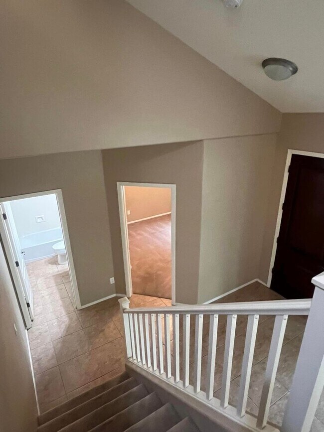 Building Photo - 4-bedroom and loft in the Willows with com...