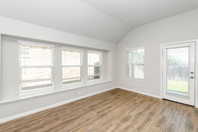 Building Photo - Move-In Special! Enjoy 2 Weeks Free Rent o...