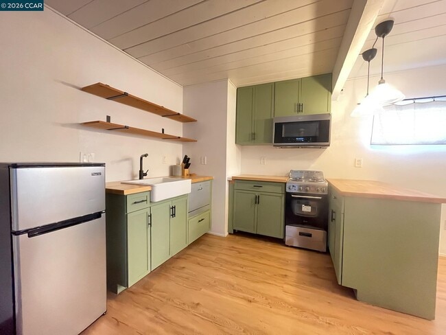 Building Photo - 924 E Meadow Ave