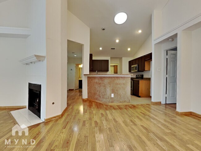 Building Photo - 633 Albrook Dr