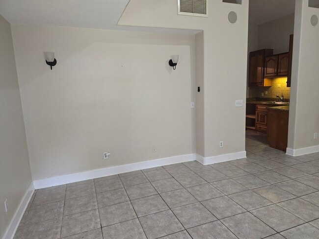 Building Photo - Charming 2-bedroom, 2-bathroom home