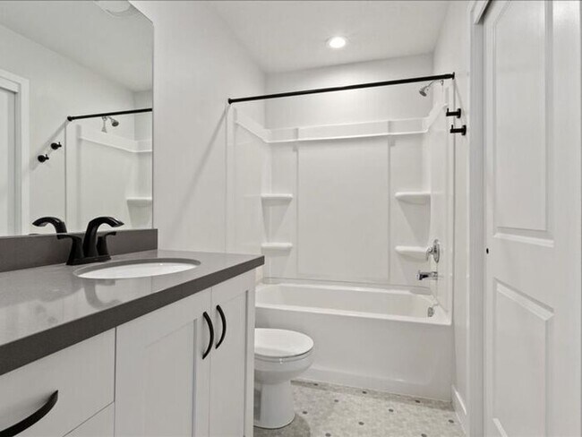 Building Photo - RIVERTON 3 BED, 2.5 BATH TOWNHOME