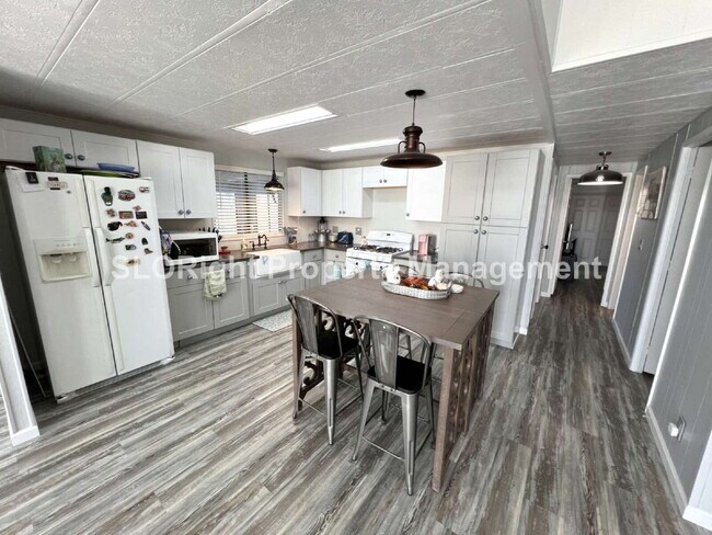 Building Photo - AVAILABLE SEPTEMBER - MOVE IN SPECIAL RATE- 55+ Community - 2 Bed / 2 Bath