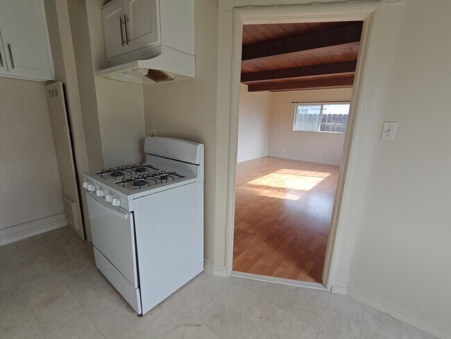 Building Photo - 263 Elmwood Ln