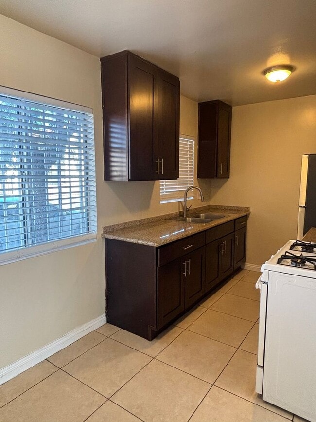 Building Photo - 1 Bedroom available now in East LA