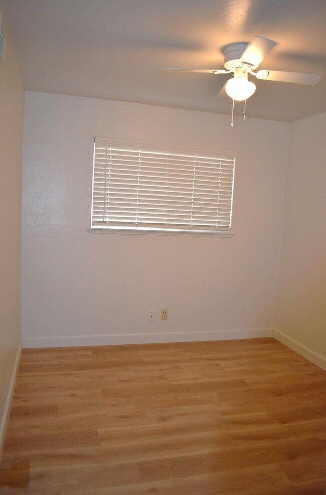 Building Photo - 494 Edwin Dr