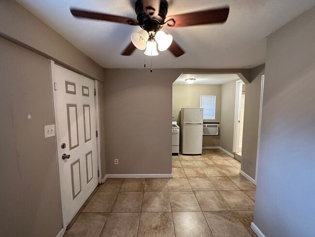 Building Photo - 1 bedroom 1 bath apartment for rent in Pen...