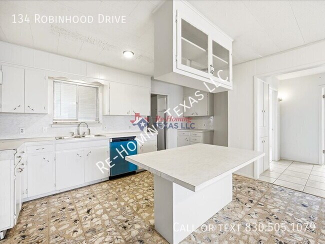 Building Photo - 134 Robinhood