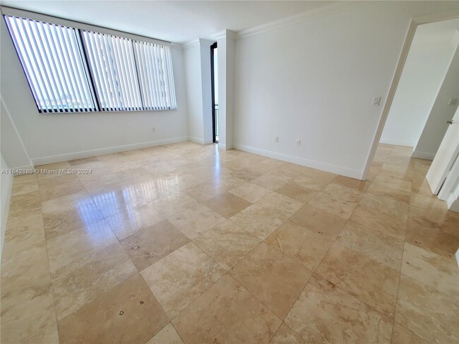 Building Photo - 540 Brickell Key Dr