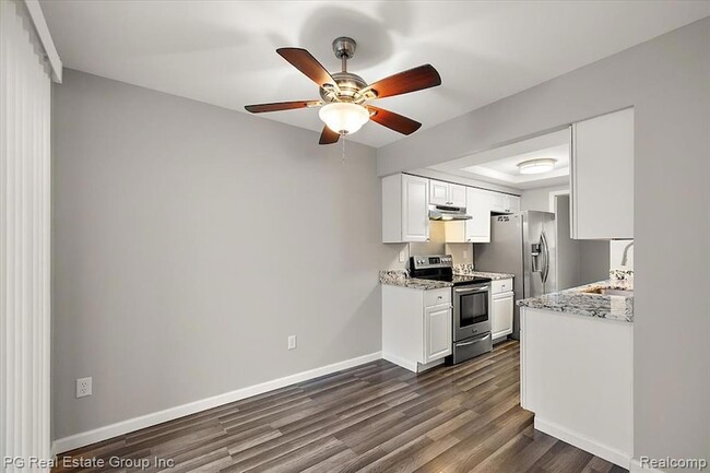 Building Photo - 1432 Oakbrook E Dr